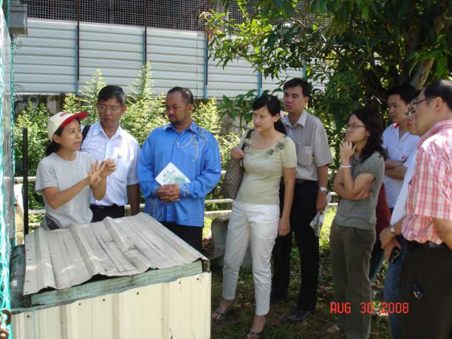 Ahli Majlis Oon Neow Aun mengetuai lawatan ke pusat membuat kompos Taman Pandan pada 30 Ogos 2008.